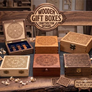 Könnte beinhalten: Eine Sammlung quadratischer Holzgeschenkboxen mit aufwendigen, lasergravierten Mandalamustern auf den Deckeln. Einige Boxen sind geschlossen, eine ist geöffnet und zeigt ein blaues Samtfutter mit drei Leder-Schlüsselanhängern. Text: WOODEN GIFT BOXES.