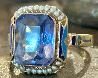 Anillo Art Déco de oro de 14 quilates con zafiro y perlas cultivadas esmaltadas. Joyería antigua.