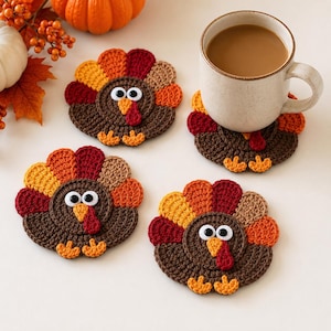Peut inclure: Quatre dessous de verre en crochet en forme de dindes, avec des corps marron, des becs orange, des caroncules rouges et des plumes de queue colorées dans des tons jaune, orange, rouge et beige. Chaque dinde a deux yeux mobiles en plastique.