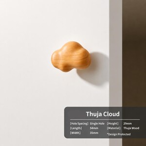 Peut inclure: Un bouton de meuble en bois brun clair en forme de nuage avec un motif de grain de bois visible. Le bouton pr&eacute;sente une conception de montage &agrave; trou unique. Le texte indique une hauteur de 29mm, une longueur de 54mm et une largeur de 35mm.