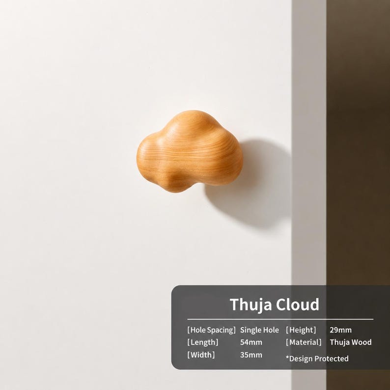 Peut inclure: Un bouton de meuble en bois brun clair en forme de nuage avec un motif de grain de bois visible. Le bouton pr&eacute;sente une conception de montage &agrave; trou unique. Le texte indique une hauteur de 29mm, une longueur de 54mm et une largeur de 35mm.