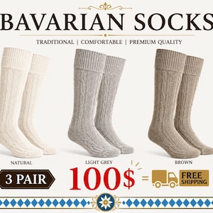 Może przedstawiać: Trzy pary skarpet do kolan o splocie warkoczowym w kolorach naturalnym, jasnoszarym i brązowym. Tekst BAVARIAN SOCKS znajduje się u góry, z etykietami dla każdego koloru pod skarpetami. Skarpety mają ściągacz i teksturowany wzór na powierzchni.