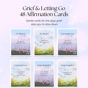 Op de afbeelding: Een set van 48 Grief & Letting Go affirmatiekaarten met aquarelillustraties van landschappen met roze bloemen en blauwe luchten. Elke kaart toont tekst zoals It's Allowed, Carrying the Love en Living Alongside It met het Bloom & Tend logo.