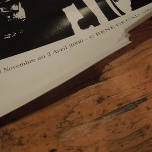 Pu&ograve; includere: Un poster in bianco e nero con il testo "Du 18 Novembre au 2 Avril 2000 - &copy; RENE GRUAU www. ..."