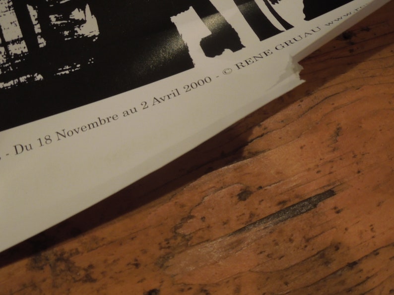 Pu&ograve; includere: Un poster in bianco e nero con il testo "Du 18 Novembre au 2 Avril 2000 - &copy; RENE GRUAU www. ..."