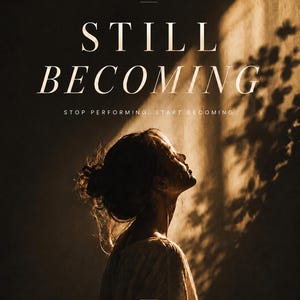 Op de afbeelding: Een werkboek voor zelfreflectie getiteld STILL BECOMING, met de ondertitel STOP PERFORMING. START BECOMING. en A GUIDED JOURNEY BACK TO YOURSELF door Christine Tse. De omslag toont het silhouet van een persoon in warm gouden licht.