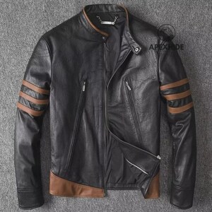 Può includere: Una giacca in pelle nera con colletto alla coreana, cerniera centrale e due tasche diagonali sul petto con zip. Le maniche presentano tre strisce orizzontali in pelle marrone e l'orlo inferiore è rifinito con un pannello in pelle marrone. APEXHIDE.