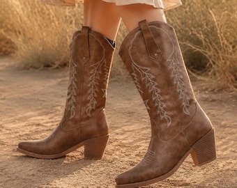 Botas vaqueras marrones bordadas para mujer, botas vaqueras de media caña con punta, tacón de bloque de 6-8 cm, estilo otoñal de piel sintética.