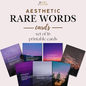 Peut inclure: Un ensemble de 16 cartes imprimables intitulées Aesthetic Rare Words par Quiet Frontier. Chaque carte présente un mot unique avec sa définition superposée sur une photographie de paysage aux dégradés de couleurs violet, bleu et orange.