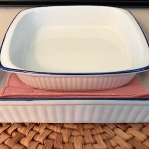 Vintage BIA Cordon Bleu Ribbed Casserole Set – Expandable Metal Cradle, Blue Rim Porcelain Bakers