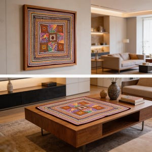 Può includere: Un arazzo tessile quadrato incorniciato in legno chiaro, caratterizzato da intricati ricami con motivi geometrici in arancione, viola, verde e nero. Lo stesso pezzo ricamato quadrato è esposto anche in piano su un tavolino in legno.