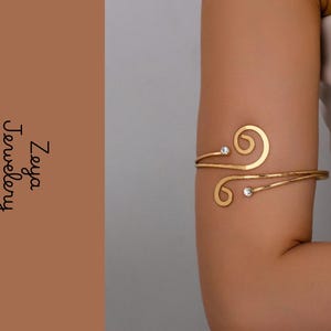 Bracelet manchette spirale doré Jonc ouvert pour le haut du bras Bijou minimaliste statement