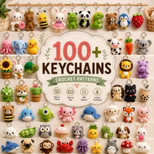 Könnte beinhalten: Eine Sammlung verschiedener gehäkelter Tier- und Objekt-Schlüsselanhänger auf Regalen, umgeben von einem zentralen Schild mit der Aufschrift 100+ KEYCHAINS CROCHET PATTERNS sowie Symbolen für einfache Anleitungen und Sofort-Download.