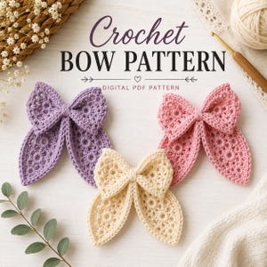 Puede incluir: Tres lazos de ganchillo en lavanda, rosa claro y crema, cada uno con un patrón de encaje circular detallado. El texto "Crochet BOW PATTERN" y "DIGITAL PDF PATTERN" aparece sobre los lazos, junto a un ganchillo de madera.