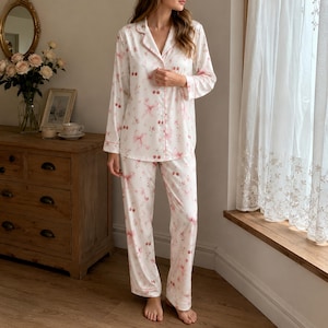 Kirsch- und Schleifen-Satinpyjama-Set mit süßem Schleifen- und Fruchtmuster für gemütliche Nachtwäsche, niedliche Ästhetik und entspannende Loungewear