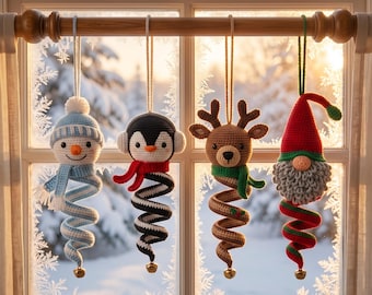Pode incluir: Quatro enfeites suspensos de crochê apresentando um boneco de neve com cachecol azul, um pinguim com protetores de ouvido, uma rena com cachecol verde e um gnomo com gorro vermelho, cada um terminando com um pequeno sino dourado.