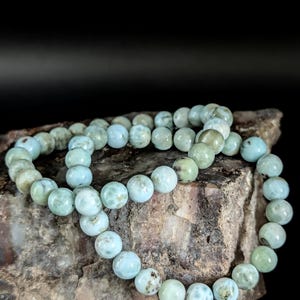 Pulsera elástica de cuentas de larimar de 7 mm: pulida a mano, sin tratar.