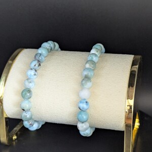 Pulsera elástica de cuentas de larimar de 7,5 mm: pulida a mano, sin tratar.