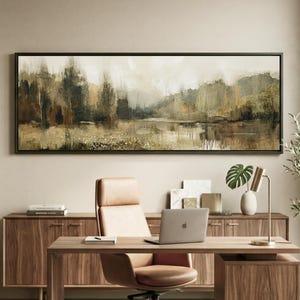 Könnte beinhalten: Ein panoramisches Landschaftsgemälde in einem schwarzen Rahmen, das einen Wald und einen See in gedeckten Erdtönen wie Braun, Grün und Creme zeigt. Das Kunstwerk weist einen weichen, malerischen Stil mit sichtbaren Pinselstrichen auf.