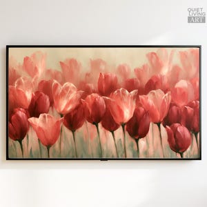 Könnte beinhalten: Ein rechteckiger Wandkunstdruck, der ein Feld mit Tulpen in verschiedenen Rot-, Rosa- und Korallentönen zeigt. Die Blumen sind mit weichen, verblendeten Pinselstrichen vor einem hellen, dunstigen Hintergrund dargestellt. Der Text QUIET LIVING ART ist zu sehen.