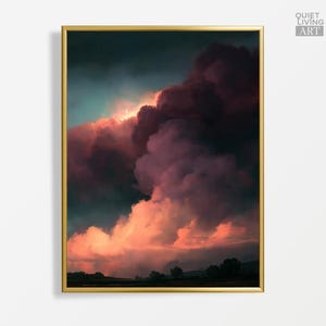 Könnte beinhalten: Ein gerahmter Kunstdruck mit einem dramatischen Himmel voller dunkler, voluminöser Wolken, die von einem Sonnenuntergang in Violett-, Orange- und Petroltönen beleuchtet werden. Eine dünne Mondsichel ist zu sehen. Der Text QUIET LIVING ART steht in der Ecke.