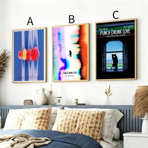 Könnte beinhalten: Drei gerahmte Filmplakate mit den Bezeichnungen A, B und C. Plakat A zeigt abstrakte rote und gelbe Formen auf blauem Hintergrund. Plakat B zeigt die Silhouette eines Paares vor einem farbenfrohen, verzerrten Hintergrund. Plakat C zeigt ein Paar.