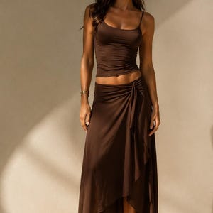 Completo boho marrone a due pezzi: outfit minimalista con gonna, abbigliamento casual estivo di lusso.