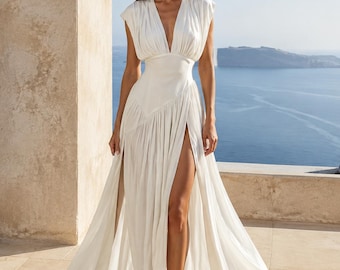 Vestido largo blanco plisado con escote en V, estilo bohemio mediterráneo para invitadas de boda.