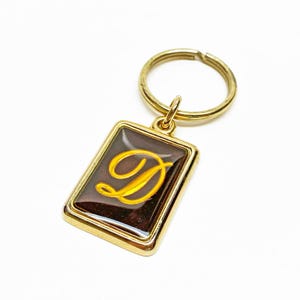 Llavero vintage con monograma de la letra inicial D, marrón metalizado y dorado