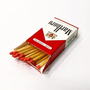 Scatola di sigarette Marlboro in miniatura vintage, fiammiferi in legno