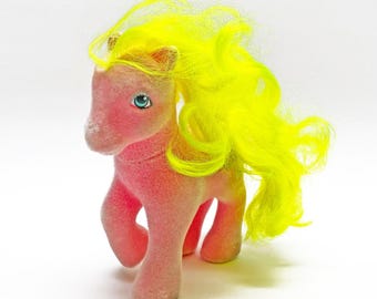 Cavalo vintage de 1985 da série My Little Pony (MLP), modelo So Soft Shady Flocked, com óculos de sol.