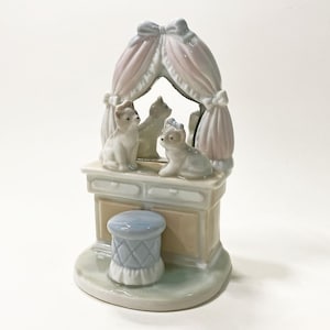 Figura de cerámica en miniatura de porcelana pastel con gatos vintage en el espejo del tocador