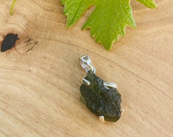 Ciondolo a forma di foglia in moldavite ceca / Tektite verde grezza autentica / Collana con chiusura a griffe in argento sterling 925