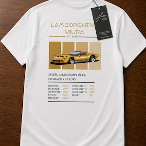 Pode incluir: Uma t-shirt branca com um gr&aacute;fico de um Lamborghini Miura amarelo. O texto diz LAMBORGHINI MIURA 1ST. EDITION, MODEL: LAMBORGHINI MIURA, PROMARKER COLORS, e uma lista de cores incluindo BERRY RED, DENIM BLUE, SUNFLOWER, KHAKKI, BURGUNDY e COOL GREY.