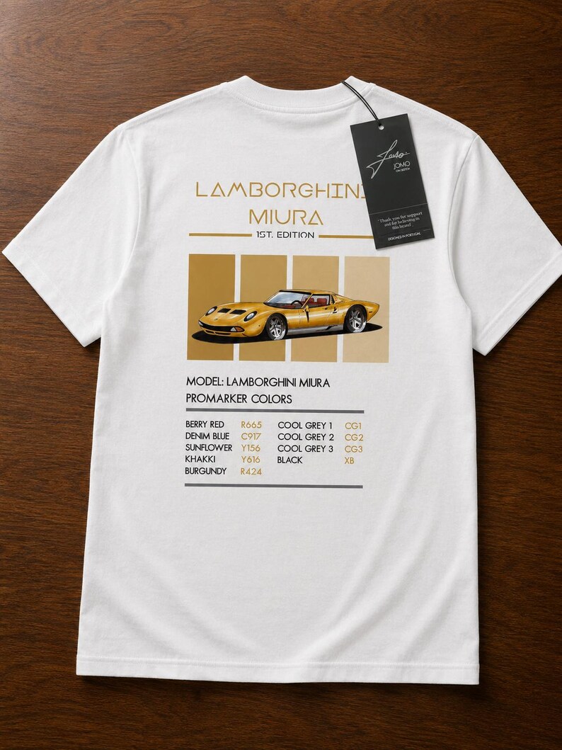 Pode incluir: Uma t-shirt branca com um gr&aacute;fico de um Lamborghini Miura amarelo. O texto diz LAMBORGHINI MIURA 1ST. EDITION, MODEL: LAMBORGHINI MIURA, PROMARKER COLORS, e uma lista de cores incluindo BERRY RED, DENIM BLUE, SUNFLOWER, KHAKKI, BURGUNDY e COOL GREY.