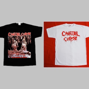 Puede incluir: Una camiseta negra con un gráfico de dos figuras realizando una cirugía con el texto Cannibal Corpse y Butchered at Birth, junto a una camiseta blanca con el texto rojo goteante Cannibal Corpse centrado en el pecho.