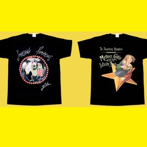 Puede incluir: Dos camisetas negras de manga corta. La camiseta de la izquierda presenta el texto Smashing Pumpkins y gish con un gráfico circular. La camiseta de la derecha muestra el texto The Smashing Pumpkins Mellon Collie and the Infinite Sadness con una estrella.