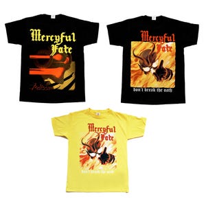Peut inclure: Trois t-shirts à manches courtes. En haut à gauche, un modèle noir avec le motif Mercyful Fate Melissa. En haut à droite, un modèle noir avec le motif Mercyful Fate Don't Break the Oath. En bas, un modèle jaune avec le motif Mercyful Fate Don't Break the Oath.