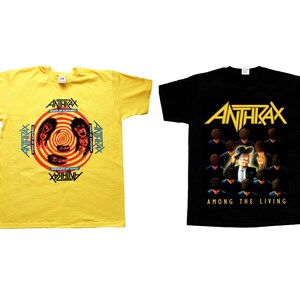 Puede incluir: Una camiseta amarilla de manga corta con el gráfico Anthrax State of Euphoria y una camiseta negra de manga corta con la portada del álbum Anthrax Among the Living, ambas con logotipos de la banda e ilustraciones detalladas de personajes.