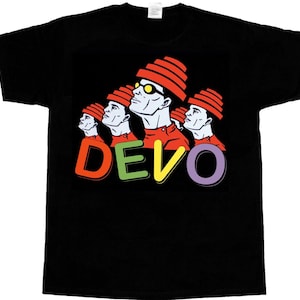 Könnte beinhalten: Ein schwarzes Kurzarm-T-Shirt mit einer Grafik von vier Figuren, die rote, gestufte Hüte und gelbe Schutzbrillen tragen. Unter den Figuren ist das Wort DEVO in großen, bunten Blockbuchstaben in den Farben Orange, Grün, Gelb und Violett gedruckt.