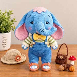 Puede incluir: Un peluche de elefante tejido en azul con pajarita amarilla, camisa de rayas de manga larga y peto azul. El elefante tiene orejas interiores y mejillas rosas. Accesorios: sombrero de sol beige con flor, bolso marrón y dos bellotas.