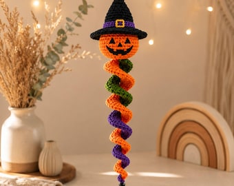 Modèle PDF de spirale de sorcière citrouille au crochet, tutoriel de décoration suspendue d'Halloween, girouette citrouille amigurumi, téléchargement numérique d'automne