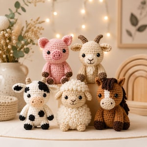 Pode incluir: Uma coleção de cinco animais de peluche feitos em crochê, incluindo um porco rosa, uma cabra bege com pequenos chifres, uma vaca malhada de preto e branco, uma ovelha branca fofa e um cavalo castanho com uma crina escura.