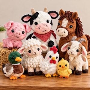 Può includere: Una collezione di sette peluche di animali da fattoria realizzati all'uncinetto, tra cui un maiale rosa, una mucca bianca e nera con bandana rossa, un cavallo marrone, una pecora bianca, un germano reale, una gallina bianca, un pulcino e una capra.