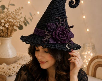Modèle PDF de chapeau de sorcière gothique au crochet, chapeau à bord en dentelle à pointes recourbées orné d'une rose prune et d'une lune, idéal pour la décoration d'Halloween.