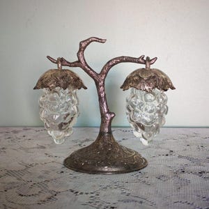 Ensemble salière et poivrière vintage en métal argenté, motif raisin | Vases en cristal, branches ornées