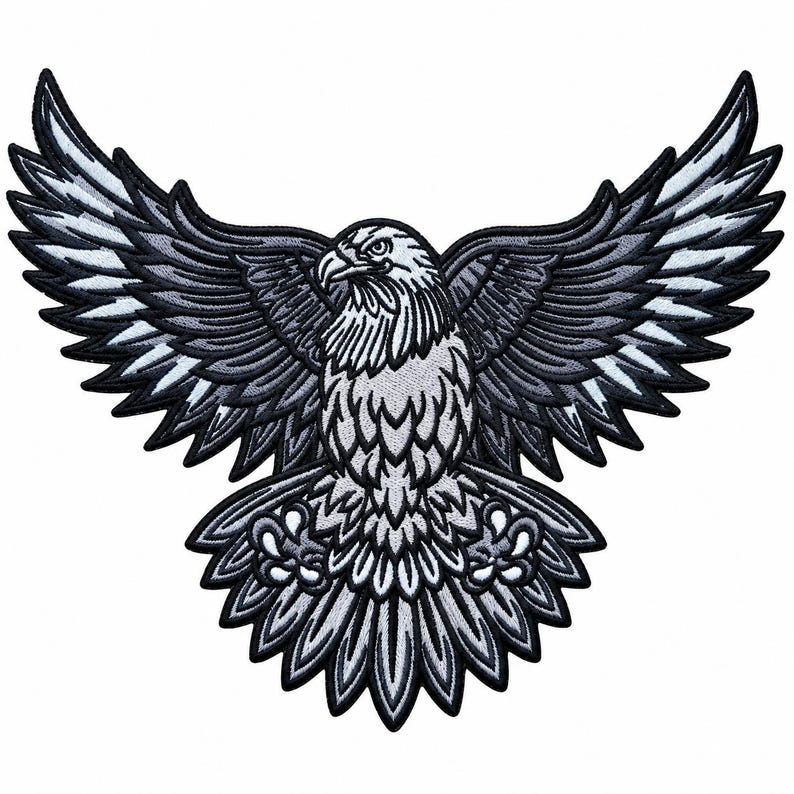 K&ouml;nnte beinhalten: Ein bestickter Aufn&auml;her, der einen Wei&szlig;kopfseeadler im Flug mit weit ausgebreiteten Fl&uuml;geln zeigt. Das Design verwendet eine monochrome Farbpalette aus Schwarz, Wei&szlig; und verschiedenen Graut&ouml;nen, um die Federn und den Schnabel darzustellen.
