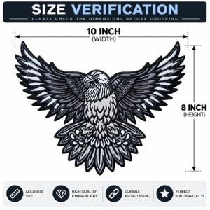 K&ouml;nnte beinhalten: Ein bestickter Aufn&auml;her mit einem Wei&szlig;kopfseeadler mit ausgebreiteten Fl&uuml;geln in Schwarz-, Wei&szlig;- und Graut&ouml;nen. Das Bild enth&auml;lt den Text SIZE VERIFICATION, 10 INCH WIDTH und 8 INCH HEIGHT sowie Symbole f&uuml;r Qualit&auml;t und Langlebigkeit.