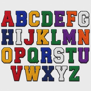 Op de afbeelding: Een complete set van zesentwintig geborduurde alfabetletter-patches, gerangschikt in vier rijen. Elke letter heeft een getextureerd, pluizig oppervlak met een vetgedrukt bloklettertype en een opvallende zwarte rand, uitgevoerd in rood, blauw, geel, groen, paars, oranje en wit.