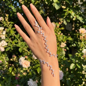 Pulsera de mano con cadena de hojas de cristal, arnés de mano de vid plateada, joyería de mano para novias, pulsera de boda bohemia, cadena de mano con diamantes de imitación
